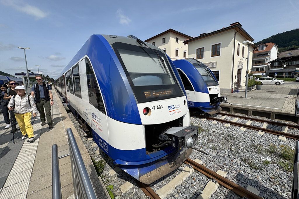 Zwei Züge halten in einem Bahnhof.