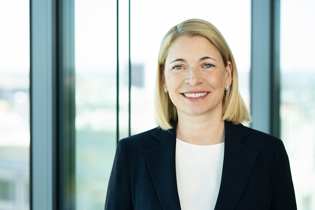 Porträtbild von Evelyn Palla.