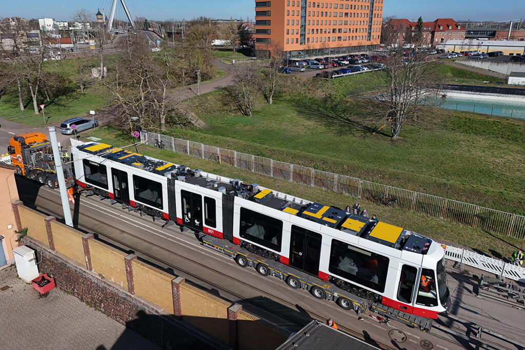 Eine Straßenbahn steht auf einem Tieflader.