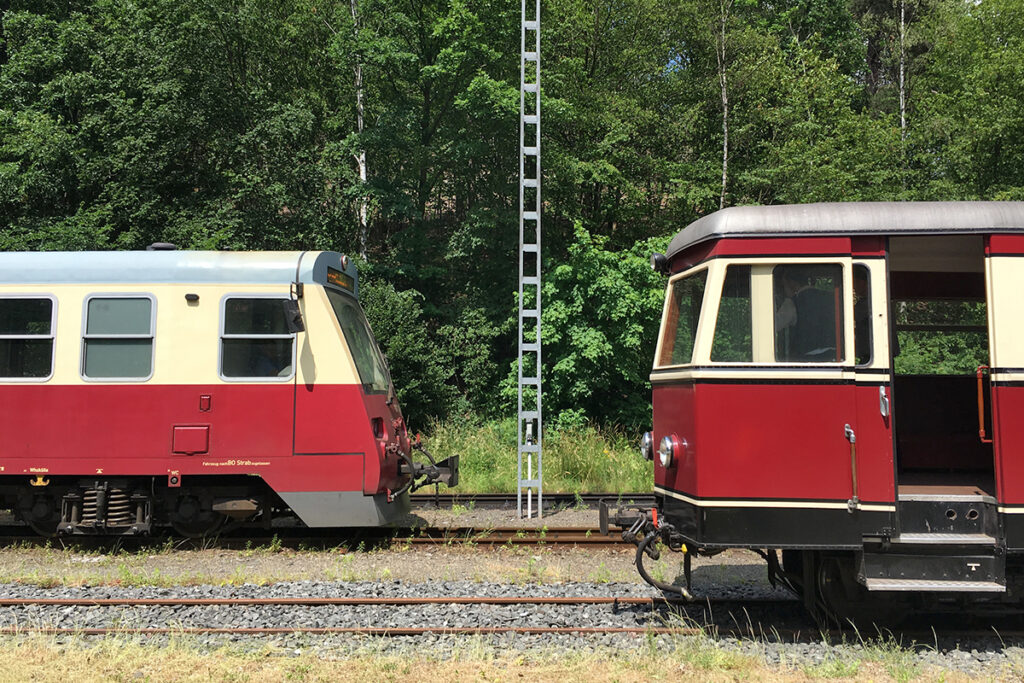 Zwei Triebwagen stehen nebeneinander.