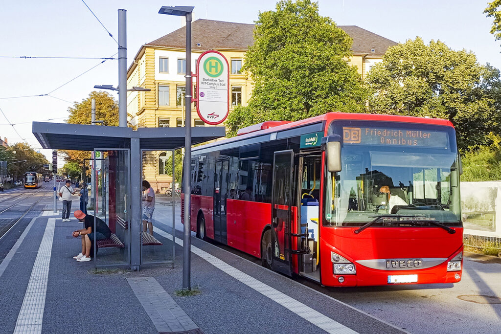 Ein Bus steht an einer Haltestelle. 