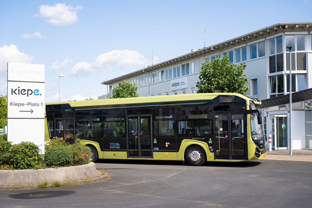 Ein Bus steht vor einem mehrstöckigen Gebäude.
