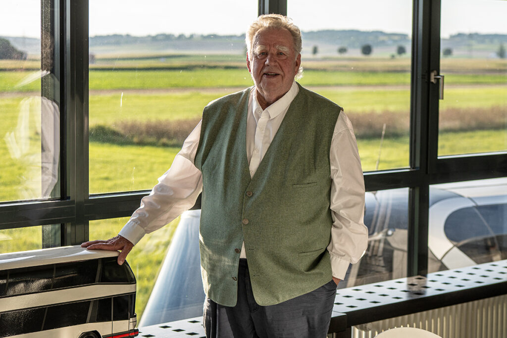 Eine Person steht an einem Fenster.