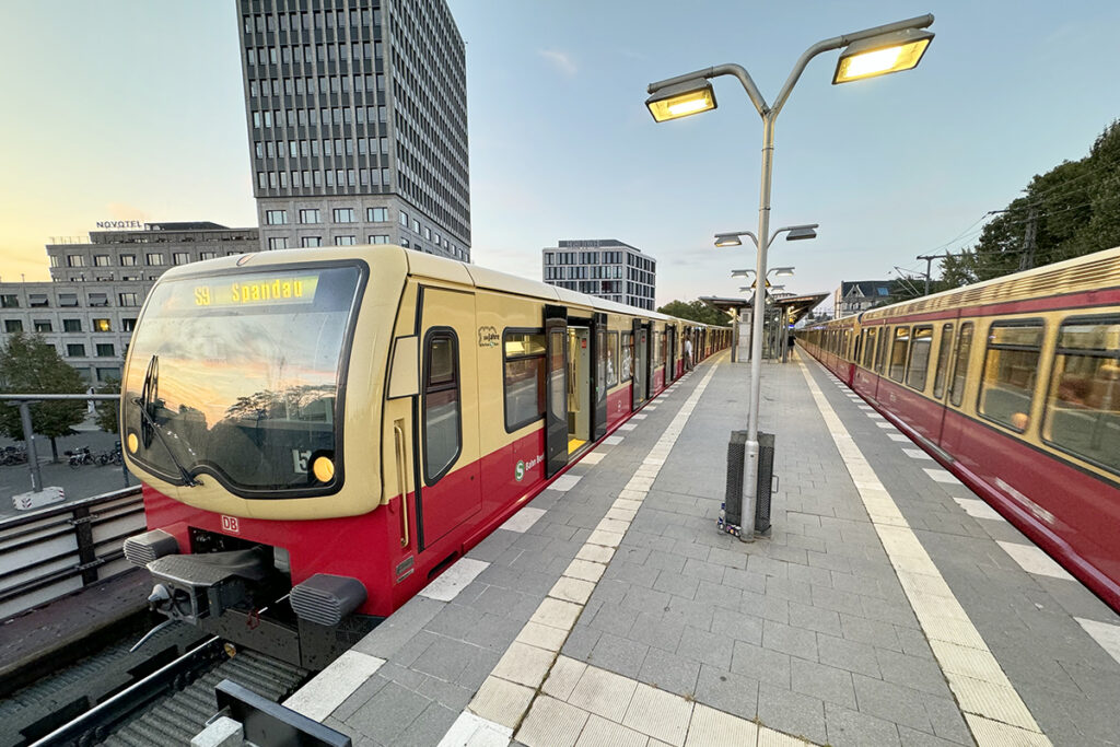 Eine S-Bahn hält an einem Bahnsteig.