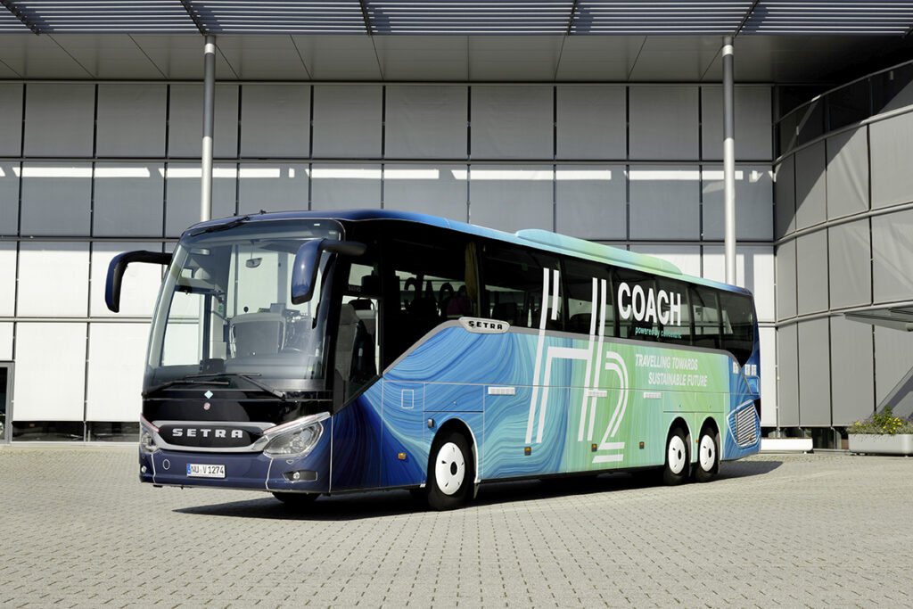 Ein Reisebus steht vor einer Halle.