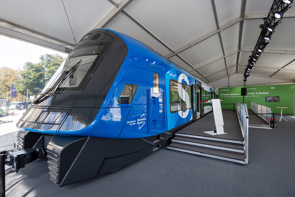 Das 1:1-Modell eines Zuges steht in einem Zelt. 