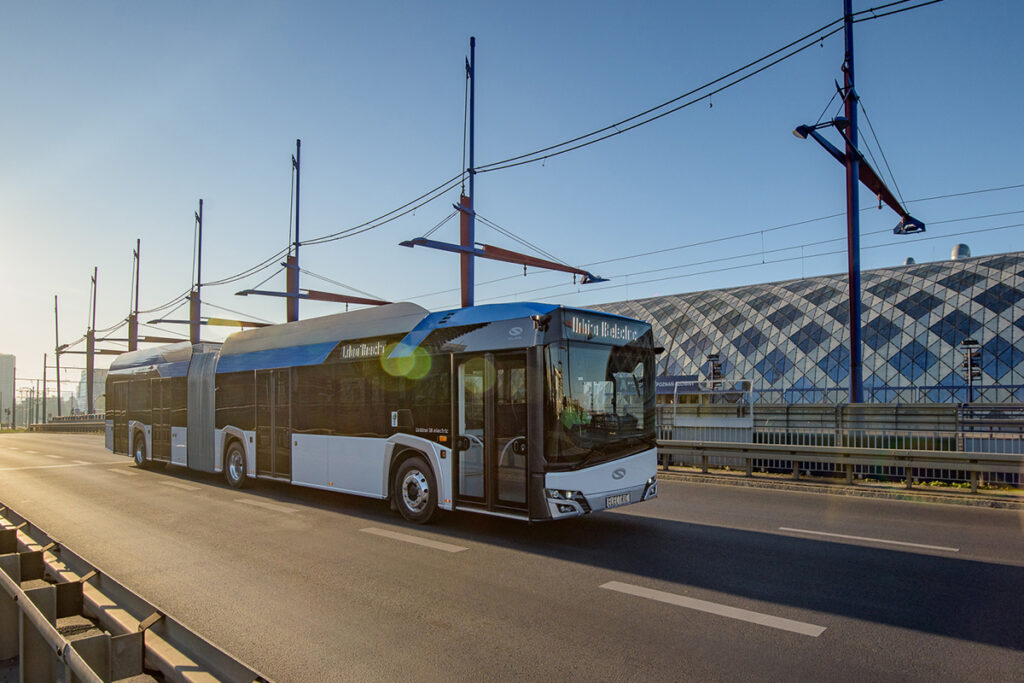 Ein Elektrogelenkbus fährt auf einer Straße.