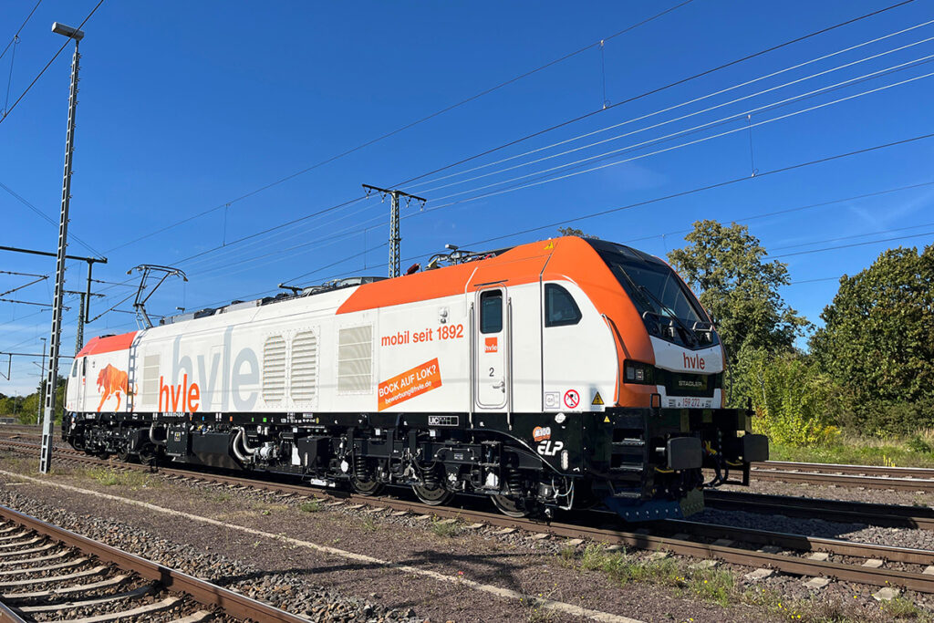 Eine Lokomotive des Typs EURODUAL steht auf einem Gleis.