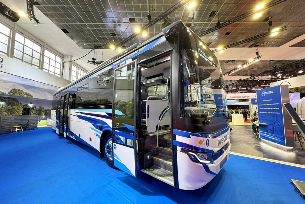 Ein Bus steht in einer Messehalle.