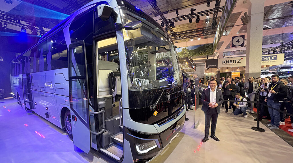 Busworld: Erster vollelektrischer Reisebus von MAN