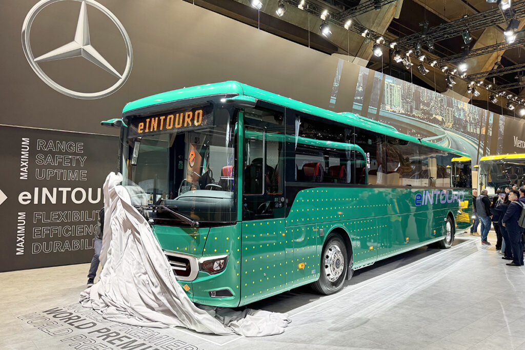 Ein Bus steht auf einem Messestand.