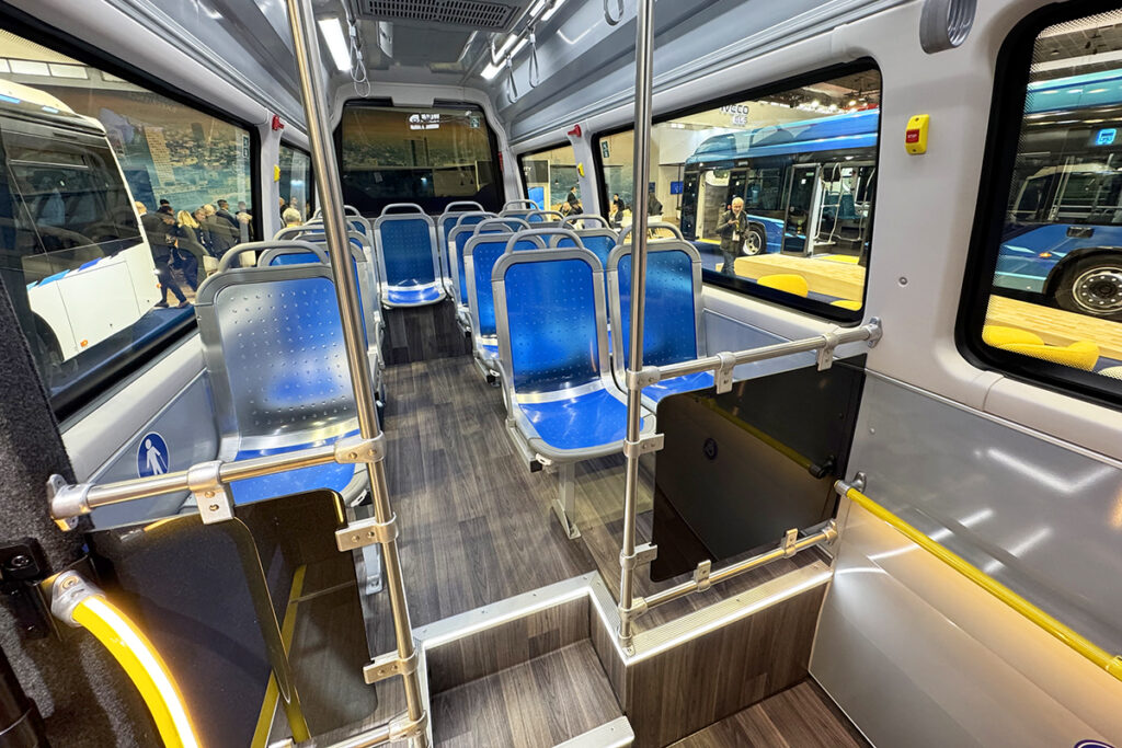 Blick in den Innenraum eines Minibusses.