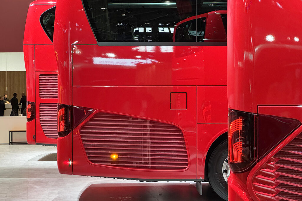 Heckansichten von Setra-Reisebussen auf der Busworld.