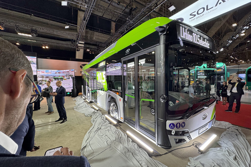 Ein Bus steht auf einem Messestand.