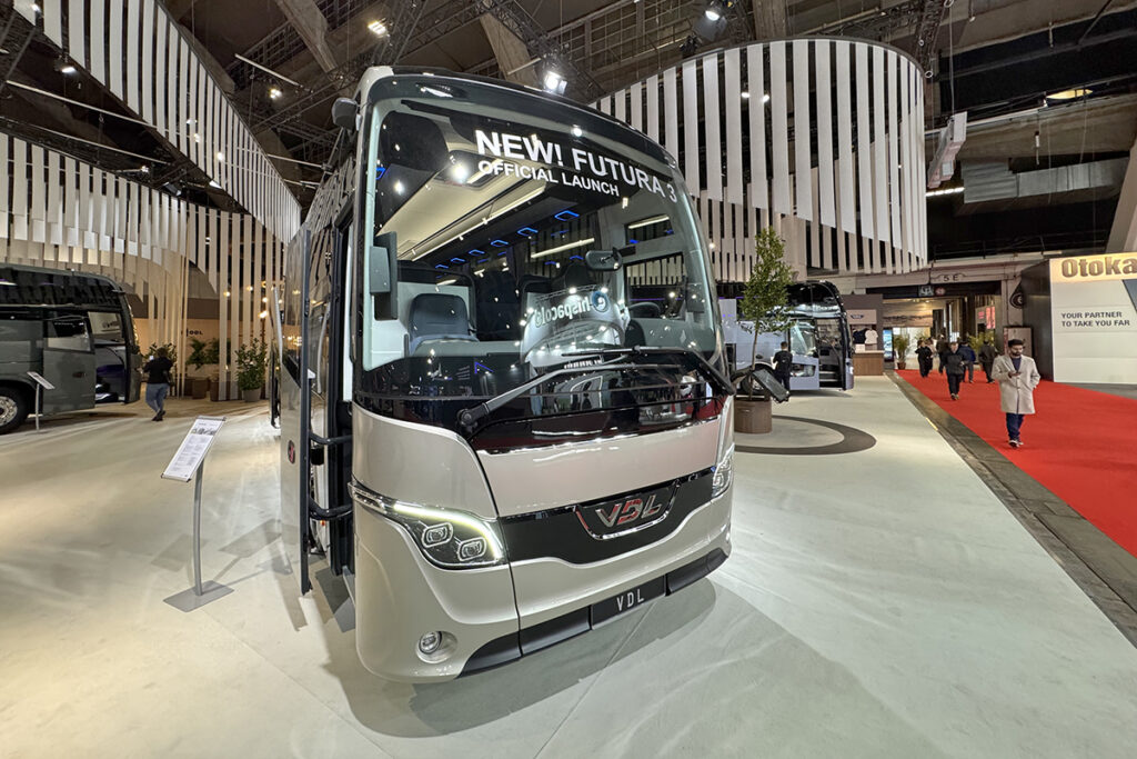 Ein Reisebus von VDL steht in einer Messehalle.