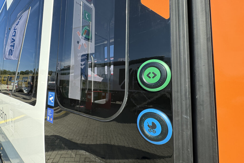 Türtaster an einer Straßenbahn.