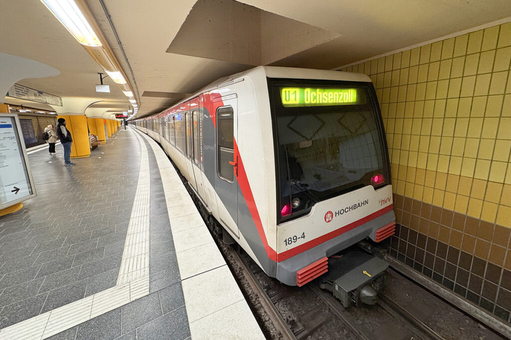 Eine U-Bahn hält in einer unterirdischen Station.