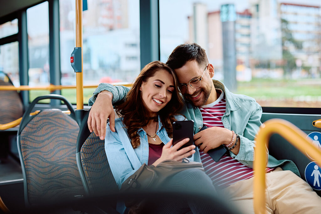 Eine Frau und ein Mann sitzen in einem Bus.
