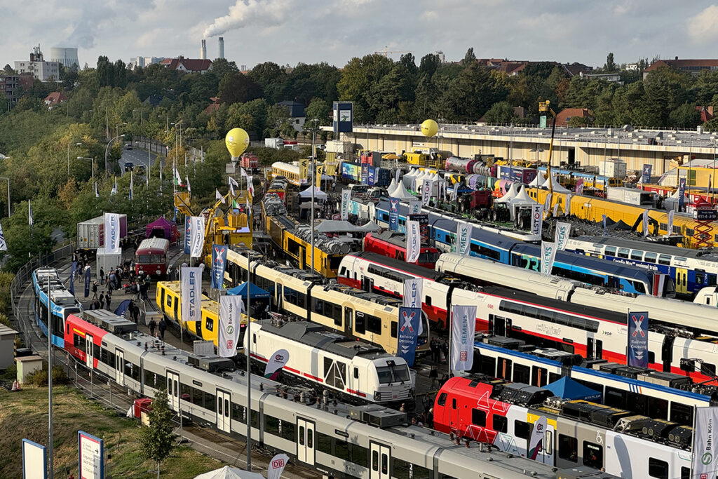 Das Berliner Messegelände mit vielen Eisenbahn-Fahrzeugen.
