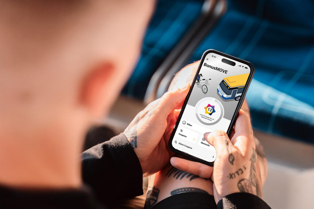 Eine Person schaut auf ihr Smartphone.