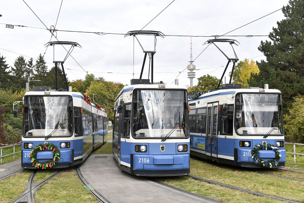Drei Straßenbahnen stehen nebeneinander.