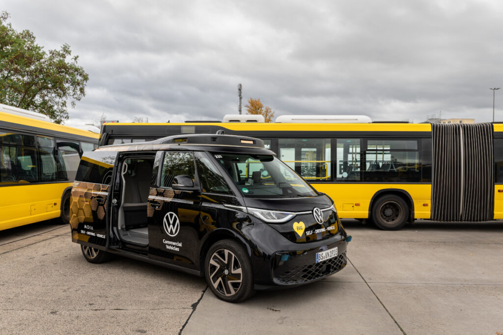 Ein autonom fahrender Kleinbus der Marke VW und mit dem Logo der BVG Berlin steht auf einem Busparkplatz