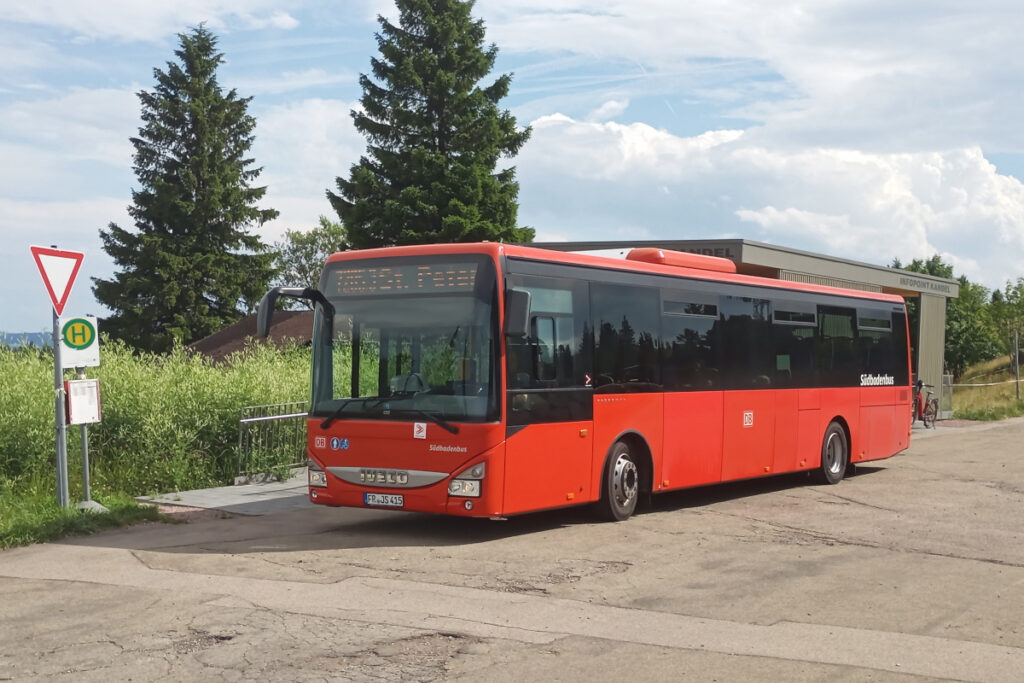 Ein roter Bus auf einer Straße