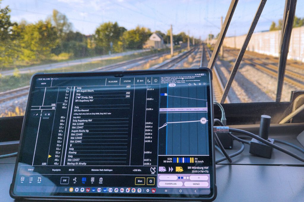 Tablet mit der Benutzeroberfläche eines Fahrerassistenzsystems im Führerstand eines Zugs