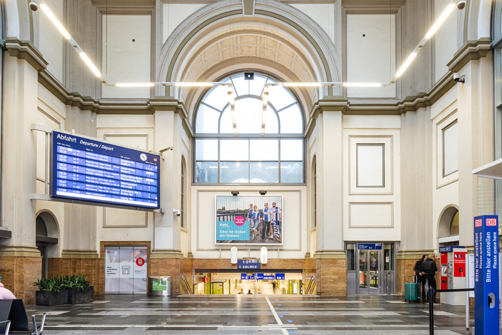 Eine Bahnhofshalle mit einem großen Fenster.