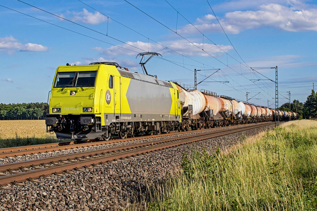 Ein Güterzug fährt auf einer zweigleisigen Strecke.