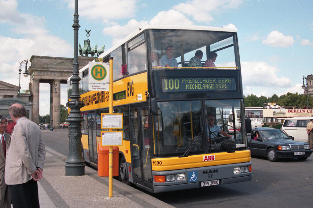 Ein Bus steht vor dem Brandenburger Tor.