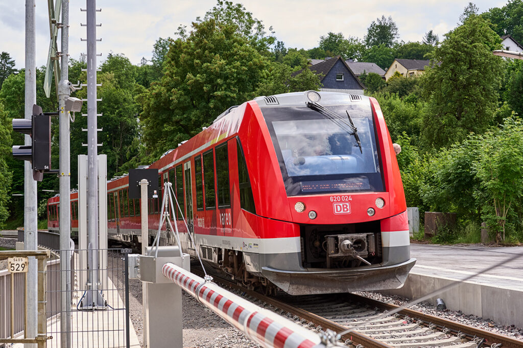 Ein Zug hält am Bahnsteig von Urft.