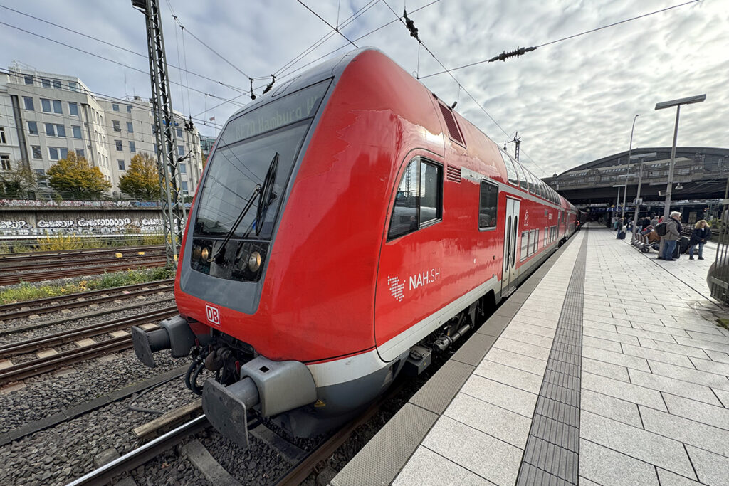 Ein Doppelstockzug von DB Regio steht an einem Bahnsteig.