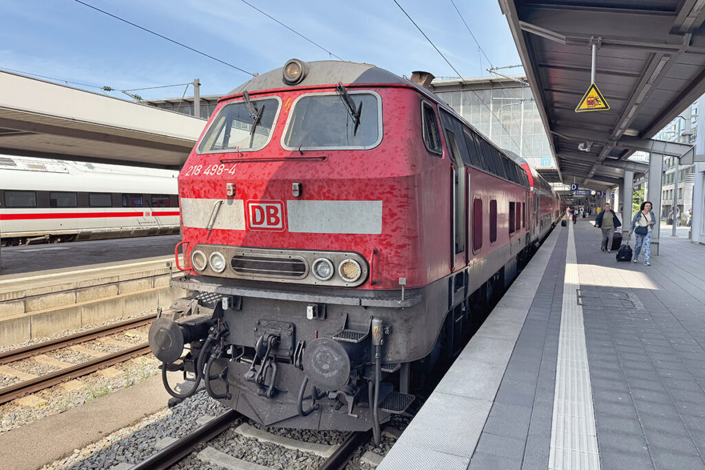 Ein Zug steht an einem Bahnsteig.