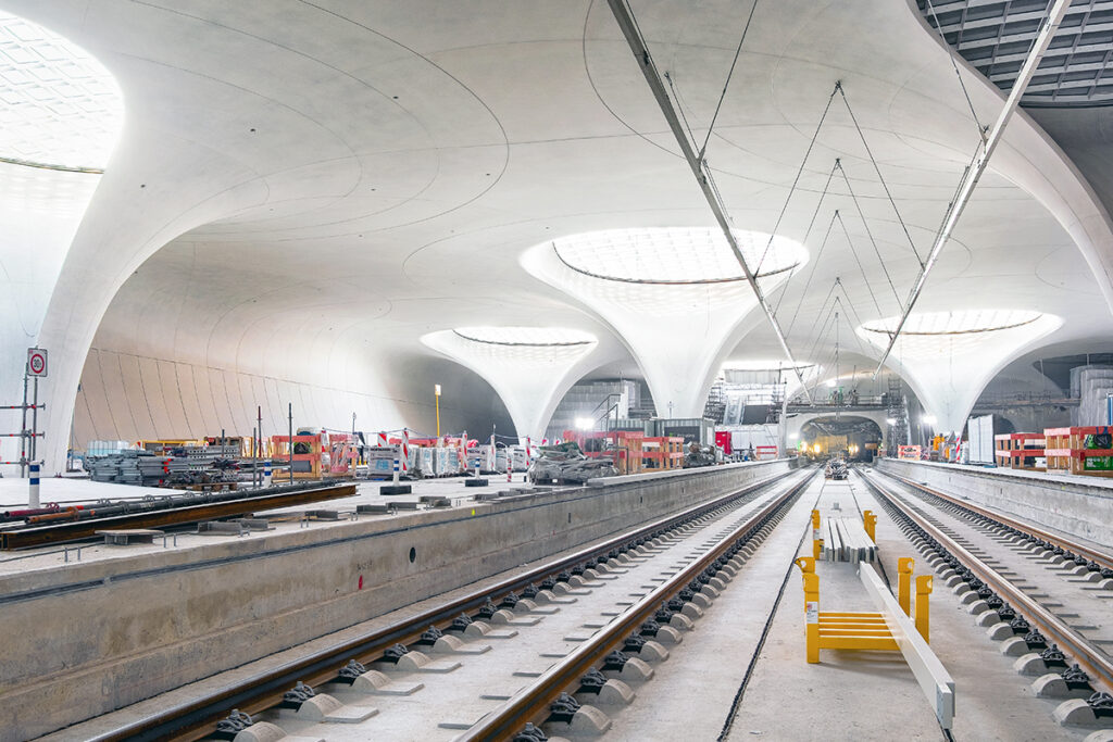 Blick in die Halle des Tiefbahnhofs Stuttgart 21.