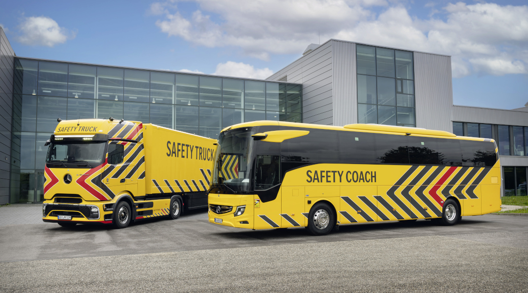Ein Safety Coach und ein Safety Truck stehen vor einem Industriegebäude.