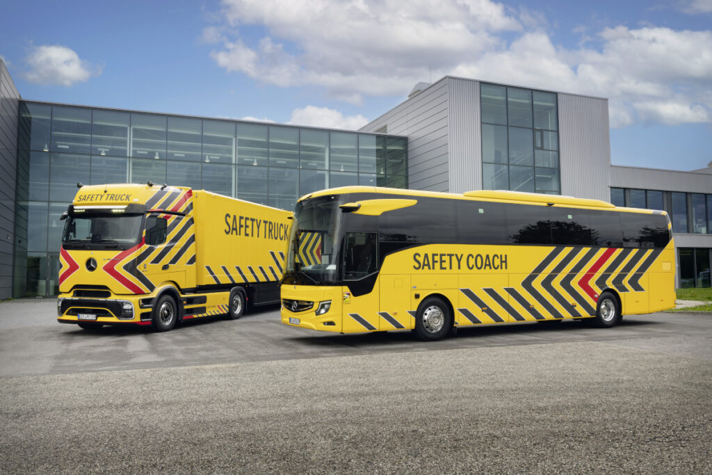 Ein Safety Coach und ein Safety Truck stehen vor einem Industriegebäude.
