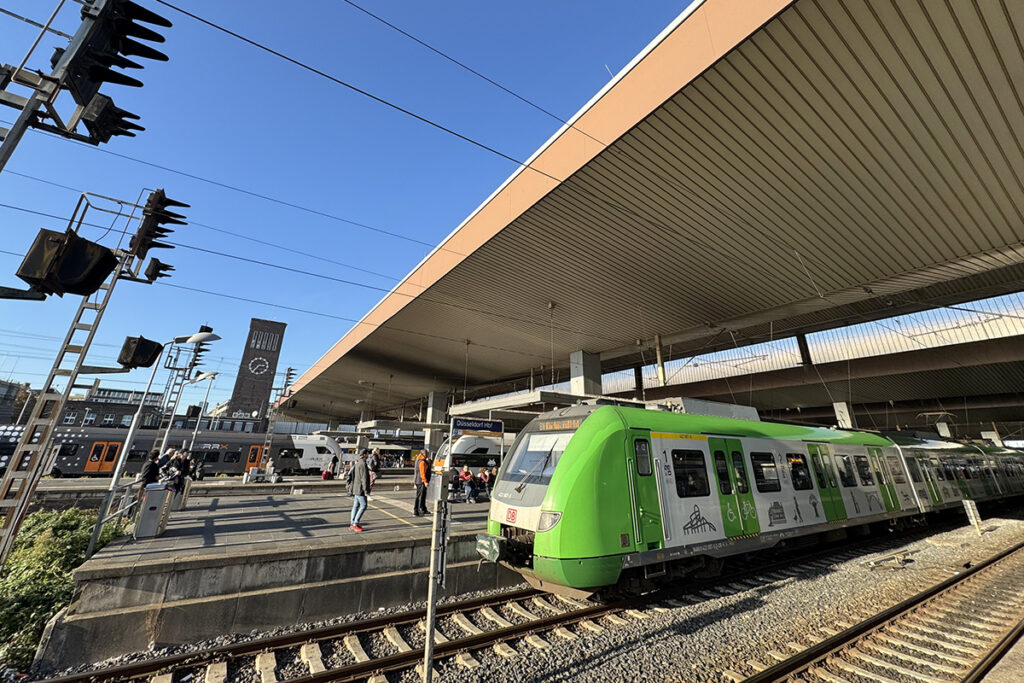 Züge stehen in einer Bahnhofshalle.