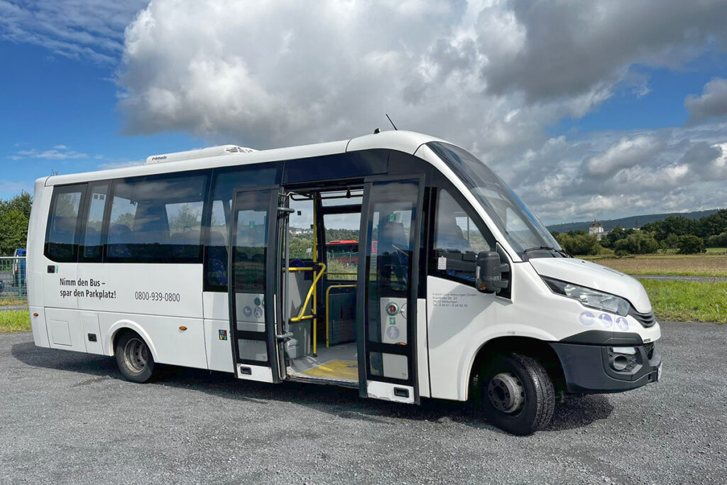 Ein Minibus steht auf einem Parkplatz.