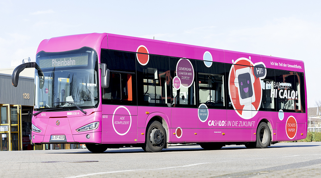 Ein mit CALO-Werbung bedruckter Bus der Rheinbahn.