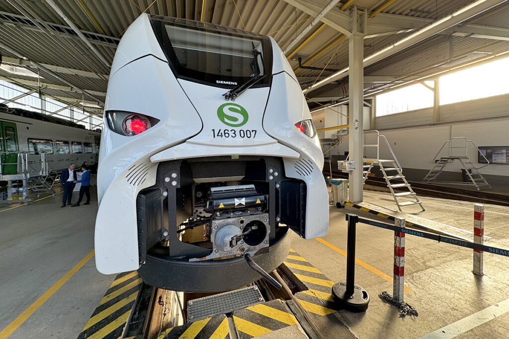 Ein S-Bahn-Zug steht in einer Halle.