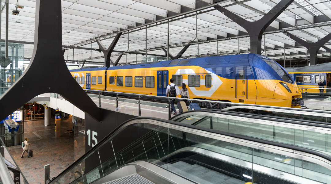 Ein Stadler-Triebzug steht in einem Bahnhof.