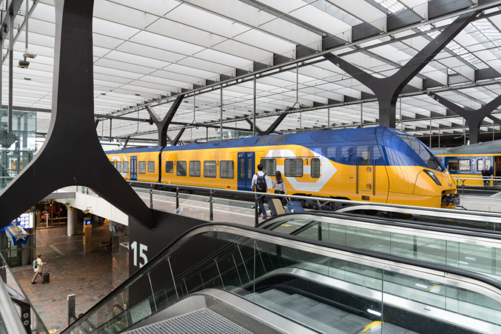 Ein Stadler-Triebzug steht in einem Bahnhof.