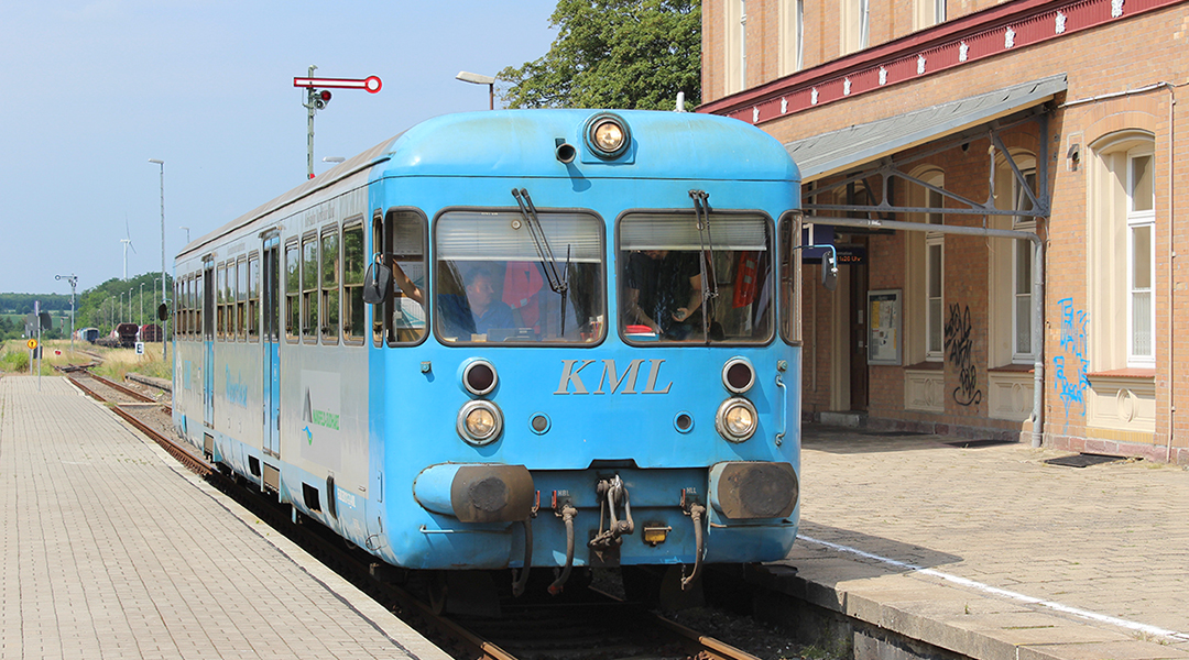 Ein historischer Triebwagen steht an einem Bahnsteig.