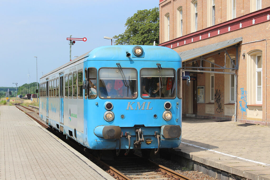 Ein historischer Triebwagen steht an einem Bahnsteig.