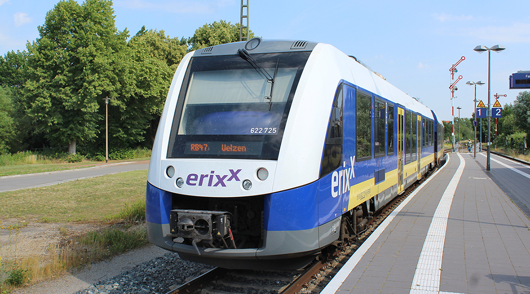 Ein Triebzug steht an einem Bahnsteig.