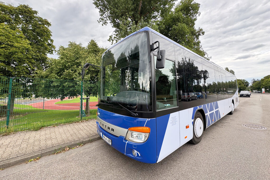 Ein Bus steht auf einer Straße.