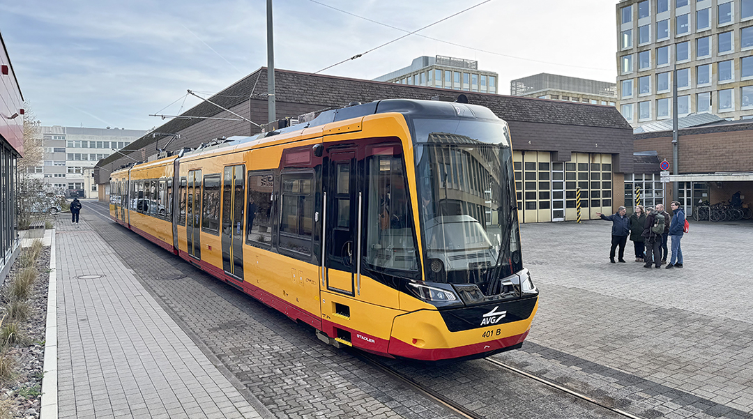 Eine Stadtbahn steht auf einem Freigleis im Betriebshof.