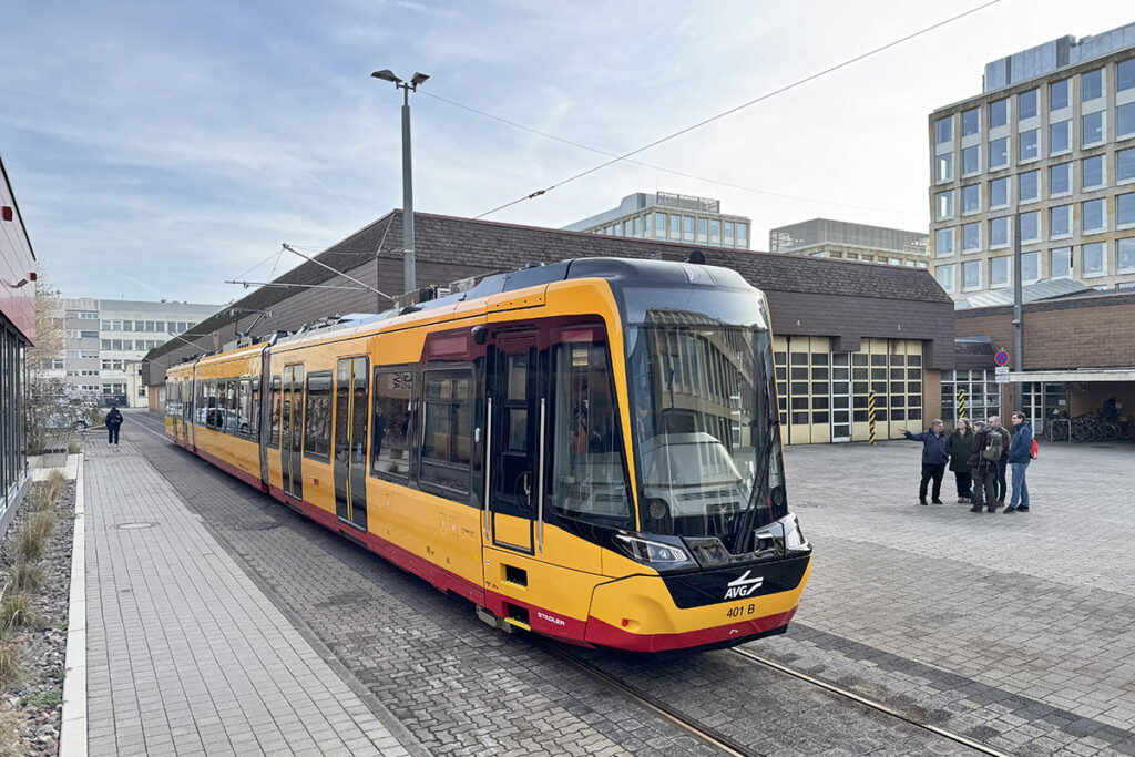 Eine Stadtbahn steht auf einem Freigleis im Betriebshof.