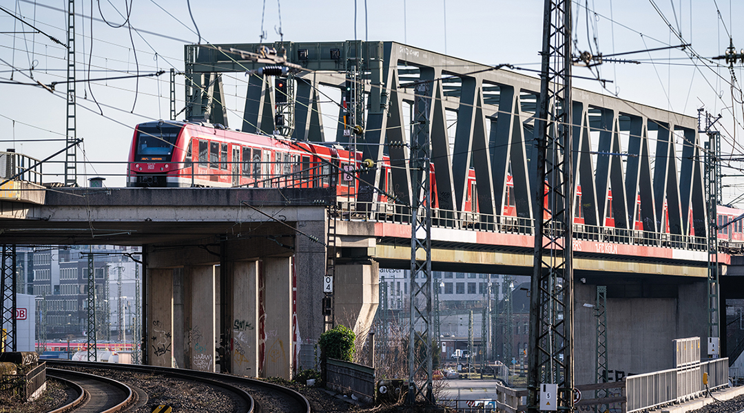 Ein Zug fährt über eine Brücke.